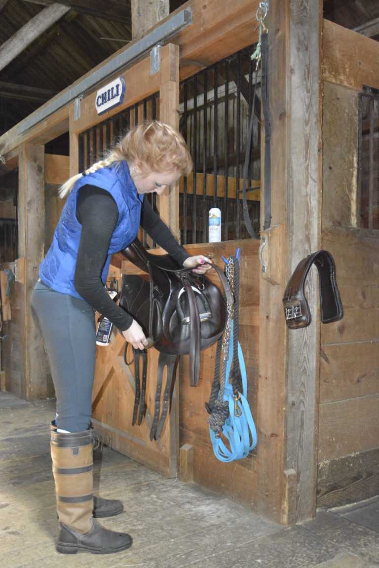 _DSC8111 cleaning sddle after ride